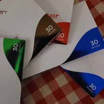 Produkte auf einem Tisch arrangiert